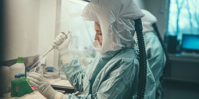 Eine Frau arbeitet im Institut für Mikrobiologie der Bundeswehr in München, wo erstmals in Deutschland bei einem Patienten Affenpocken Symptome zweifelsfrei nachgewiesen wurde. Affenpocken