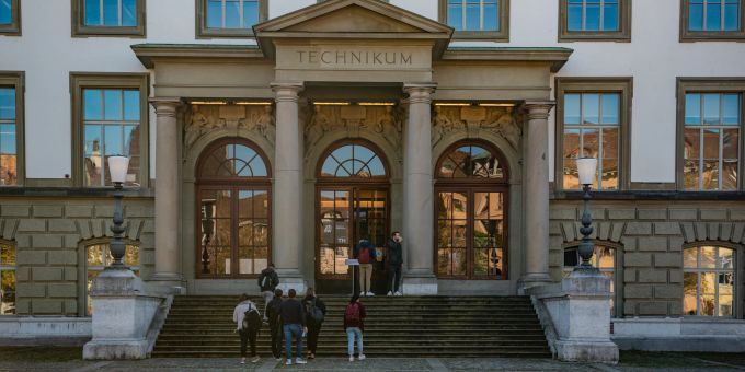 Der Eingang zum Technikum in Winterthur. Der Eingang zum Technikum in Winterthur.