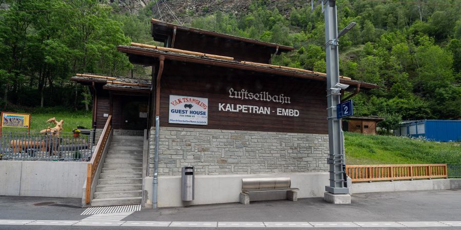 Die Talstation der Luftseilbahn Kalpetran Embd.