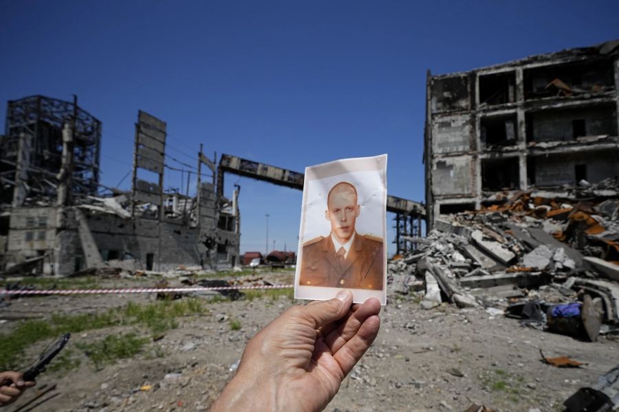 Ein Journalist zeigt das Foto eines ukrainischen Soldaten, das in den Ruinen des Metallurgischen Kombinats Asowstal in Mariupol gefunden wurde.