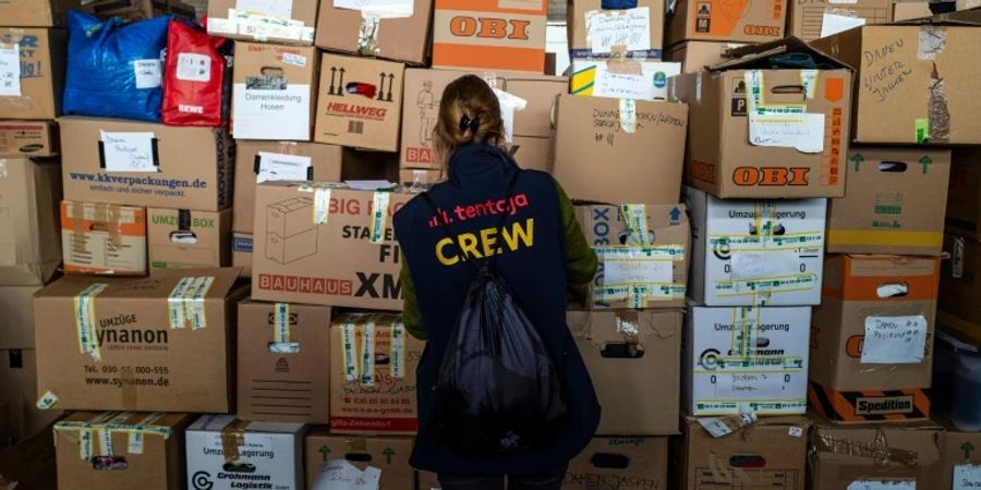 Kisten mit Spenden im früheren Flughafen Tempelhof