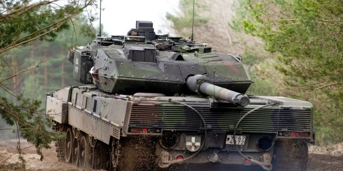 Ein Kampfpanzer vom Typ Leopard 2 A7V vom dem Lehrbataillon 93 der Bundeswehr fährt auf einem Truppenübungsplatz. Ein Kampfpanzer vom Typ Leopard 2 A7V vom dem Lehrbataillon 93 der Bundeswehr fährt auf einem Truppenübungsplatz.