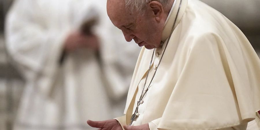 Papst Franziskus betet während der Messfeier zur Osternacht im Petersdom. Foto: Alessandra Tarantino/AP/dpa