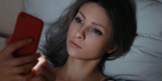 Vielen Menschen fällt es inzwischen schwer, das Smartphone einfach mal wegzulegen. Vielen Menschen fällt es inzwischen schwer, das Smartphone einfach mal wegzulegen.