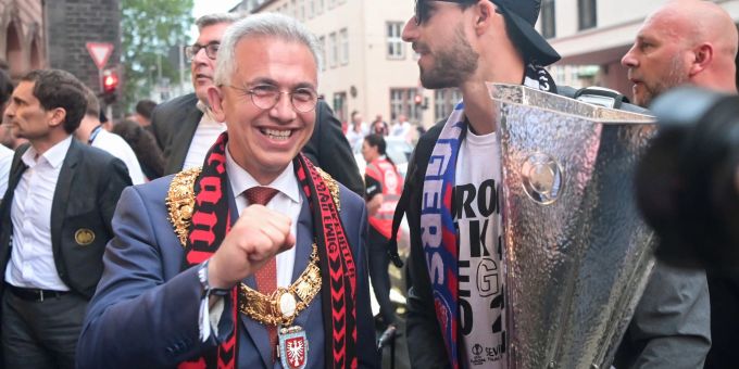 Während in Frankfurt gefeiert wurde, blamierte sich Oberbürgermeister Peter Feldmann. Während in Frankfurt gefeiert wurde, blamierte sich Oberbürgermeister Peter Feldmann.