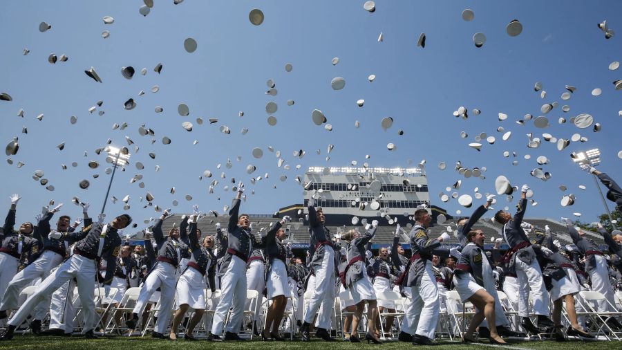 Nach der Ansprache von Mark Milley ist es endlich soweit: Die angehenden Offiziere der West Point Militärakademie werfen aus Freude über ihren Abschluss ihre Kopfbedenkungen in die Luft.