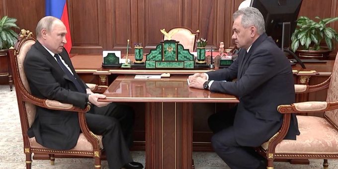 Krebs-Gerüchte - Aufgedunsener Putin klammert sich bei Treffen an Tisch