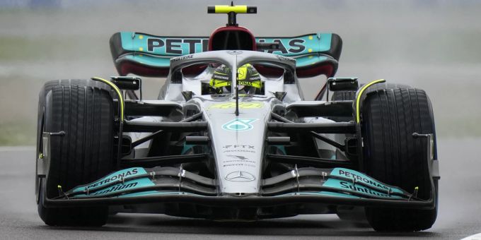 Lewis Hamilton im Mercedes auf der Rennstrecke in Imola. Lewis Hamilton Formel 1