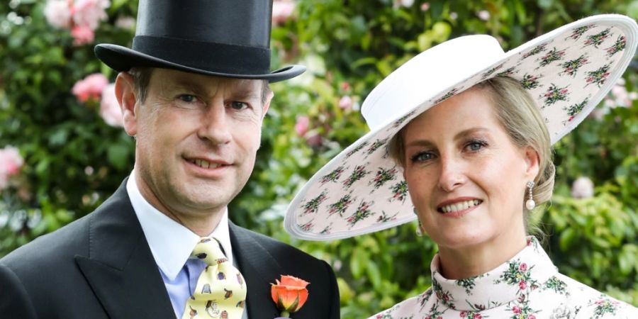 ARCHIV - Prinz Edward und Gräfin Sophie von Wessex lächeln beim Pferderennen Royal Ascot. Foto: Chris Jackson/PA Wire/dpa