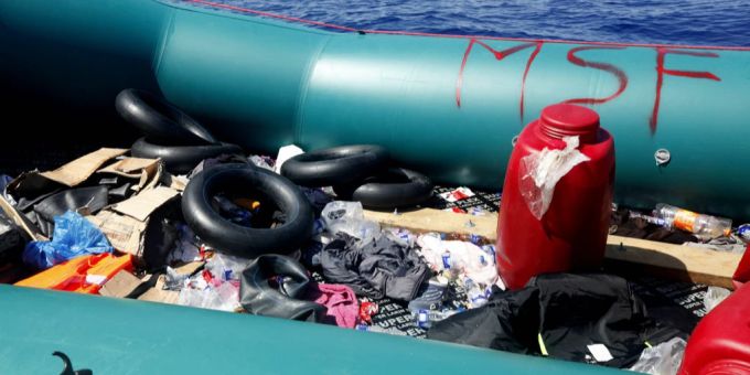 Ein von der «Geo Barents» gerettetes Boot von Migranten auf dem Mittelmeer. Geo Barents