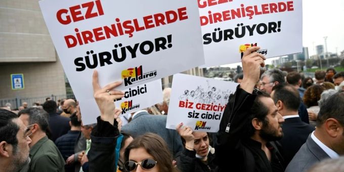 Unterstützer, Anwälte und Abgeordnete der Opposition vor dem Gericht in Istanbul Unterstützer, Anwälte und Abgeordnete der Opposition vor dem Gericht in Istanbul