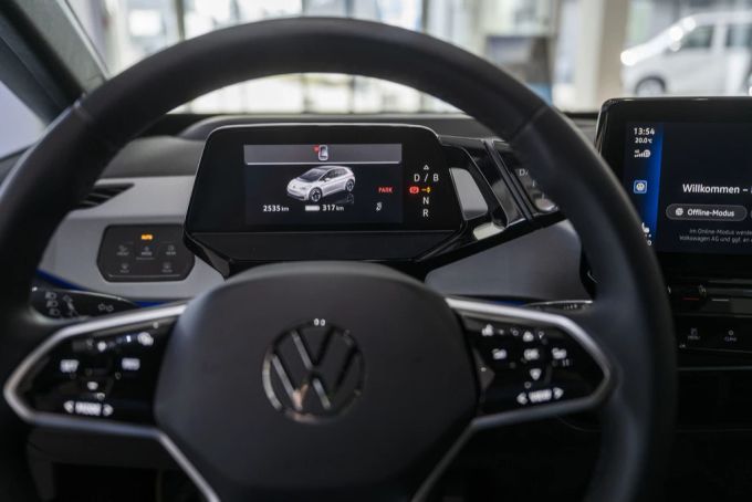 Ein Steuerrad in einem Auto der Volkswagen AG Batterie Volkswagen AG