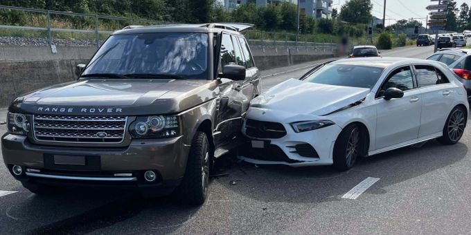 Kollision zwischen zwei Autos beim Abbiegen.