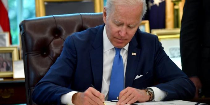 Biden bei Gesetzesunterzeichnung Biden bei Gesetzesunterzeichnung