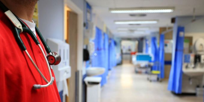 Ein Pfleger steht auf einer Station in einem Krankenhaus in London. Ein Pfleger steht auf einer Station in einem Krankenhaus in London.