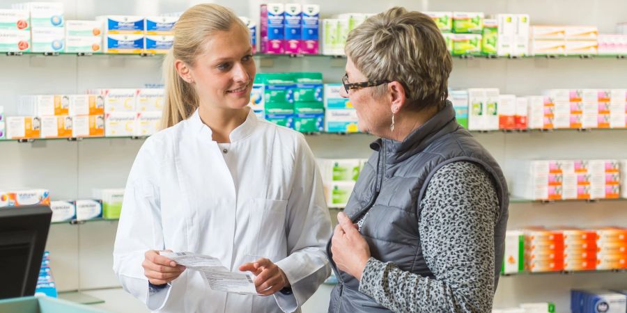 Zwei Termine: Eine Medikationsanalyse geht weit über die Beratung hinaus, die man beim Einlösen eines Rezeptes in der Apotheke bekommt.