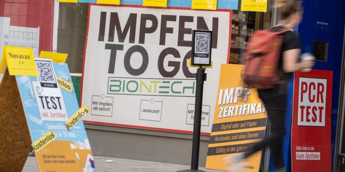 Eine Apotheke in der Münchener Innenstadt bietet "Impfen to go" an - die Impfquote ist laut RKI seit mehreren Wochen fast unverändert. Eine Apotheke in der Münchener Innenstadt bietet "Impfen to go" an - die Impfquote ist laut RKI seit mehreren Wochen fast unverändert.