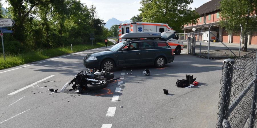 Malans: Kollision zwischen Motorrad und Auto