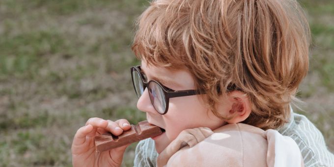 Ein Kind ist ein Stück Schokolade. (Symbolbild) Kinder Schokolade