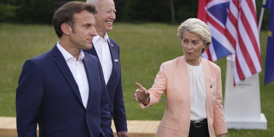 Ursula von der Leyen am G7-Gipfel auf Schloss Elmau im Gespräch mit Frankreichs Präsident Emmanuel Macron und US-Präsident Joe Biden.