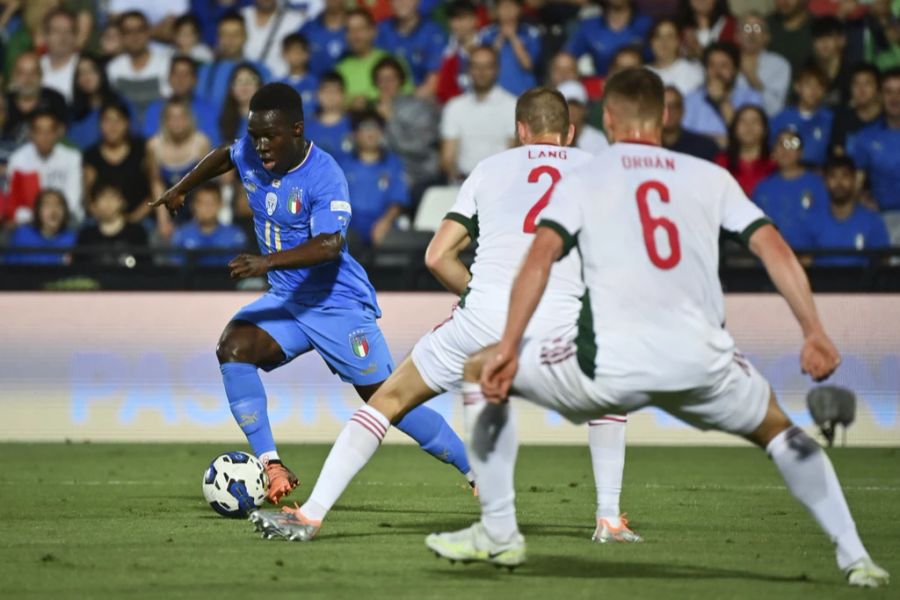 Wilfried Gnonto spielt gegen Ungarn in der Nations League in Italiens A-Nationalmannschaft durch.