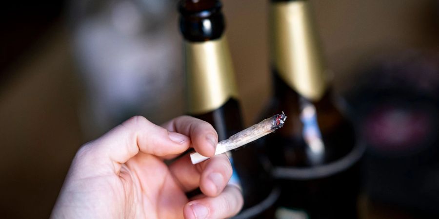 Cannabis legalisieren? Legale Drogen ab 18? Immer lauter wird der Ruf nach einer neuen Debatte.