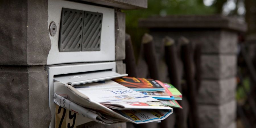 Es kann so einfach für Einbrecher sein: Ein übervoller Briefkasten zeigt an, hier ist jemand schon länger nicht zu Hause.