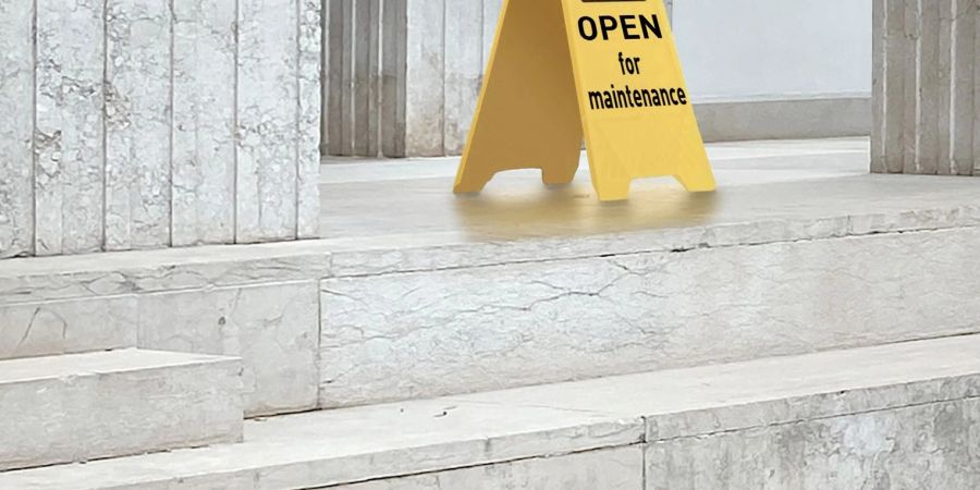 «Open for Maintenance» steht auf einem Aufsteller zum Deutschen Pavillon.