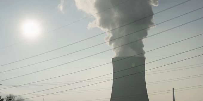 Dampf strömt aus dem Kühlturm des Kernkraftwerks Gösgen bei Däniken SO. AKW