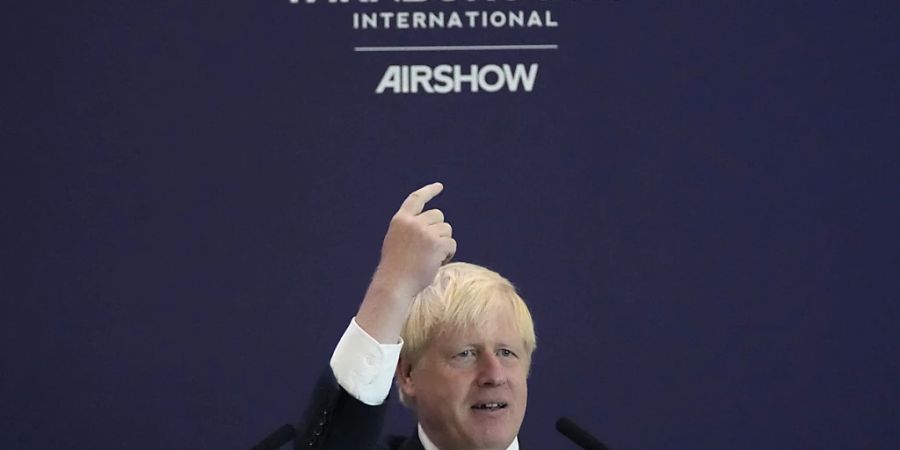 Boris Johnson, Premierminister von Grossbritannien, spricht während seiner Teilnahme an der Farnborough International Airshow. Foto: Frank Augstein/AP Pool/dpa