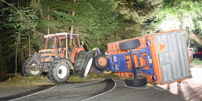 Ohmstal: Traktor kollidiert mit Baum