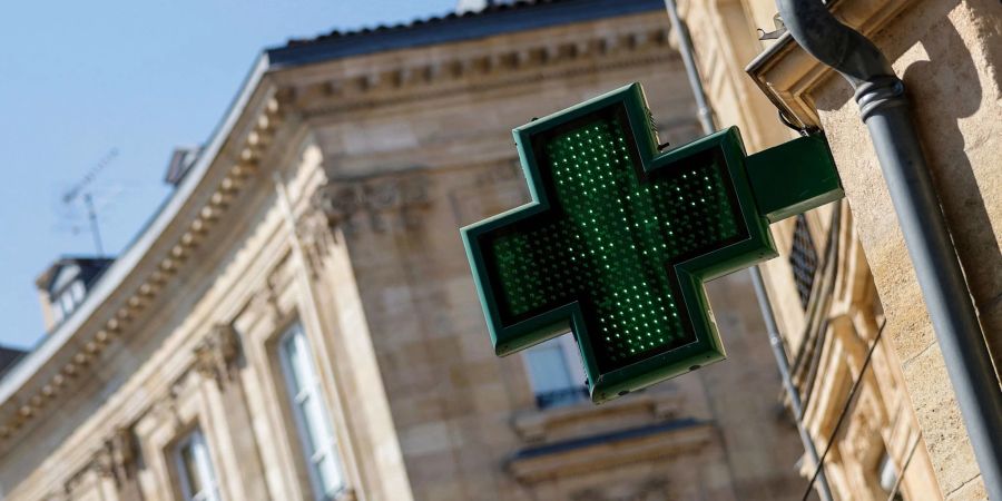 Die Temperaturanzeige an einer Apotheke in Bordeaux zeigt 45 Grad Celsius an.