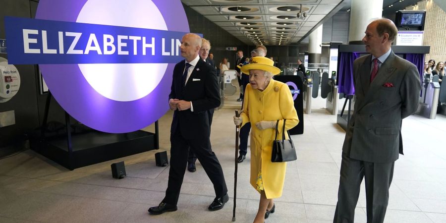 Die britische Königin Elizabeth (m.) mit  Prinz Edward (r.) beim Besuch des Bahnhofs Paddington in London.