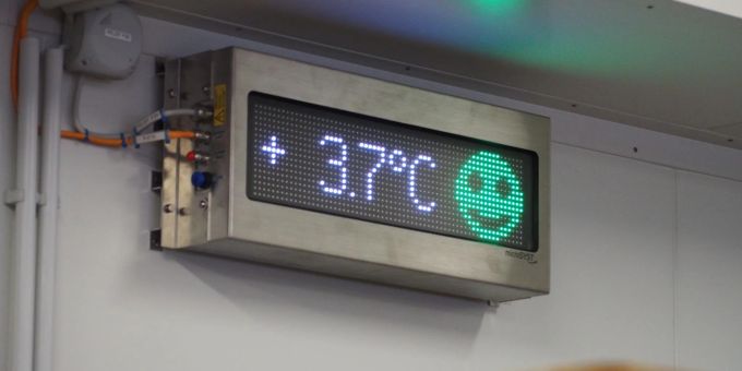 Ein Thermometer im Kühlhaus eines Unternehmens zeigt die Temperatur neben einem Smiley an. Ein Thermometer im Kühlhaus eines Unternehmens zeigt die Temperatur neben einem Smiley an.