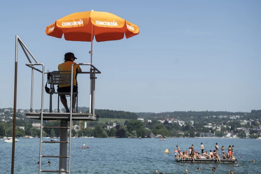 Ein Bademeister sichtet die Besucher im Strandbad Mythenquai, aufgenommen am Mittwoch, 26. Juni 2019, in Zürich.