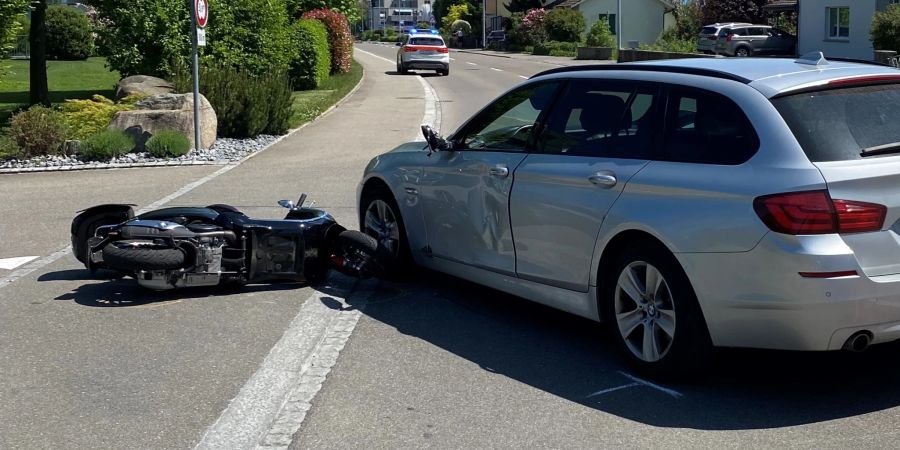 Bei der Kollision wurden die beiden Personen auf dem Roller verletzt.