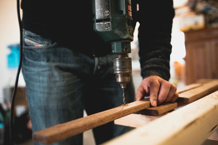 Viele Handwerker beginnen deshalb bereits um vier Uhr mit der Arbeit. (Symbolbild)