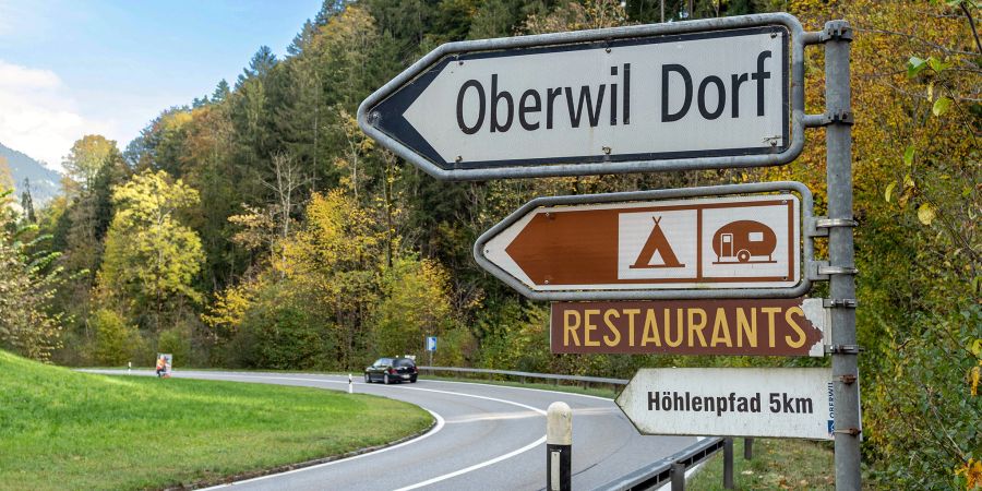 Strassenwegweiser Oberwil-Dorf an der Simmentalstrasse. - Oberwil im Simmental