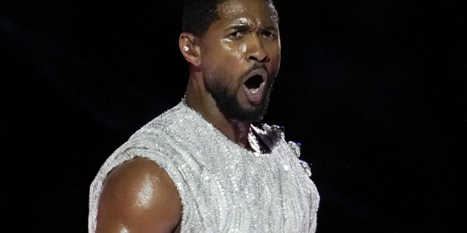 R'n'R-Sänger Usher während seiner Halbzeit-Show am Superbowl. Super Bowl Football