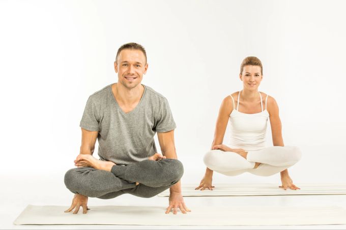 Arme, Schultern, Handgelenke ... manche Yoga-Positionen brauchen viel Kraft, bauen sie aber auch auf. Mann Frau Yoga Übung