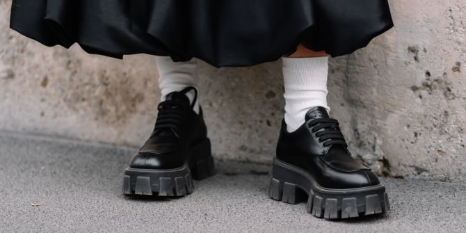 Schwarze Loafer zum Rock mit Socken.