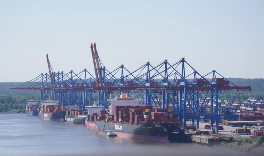 Die Droge wird hauptsächlich per Containerschiff aus Südamerika über Belgien und die Niederlande nach Europa transportiert. (Symbolbild)