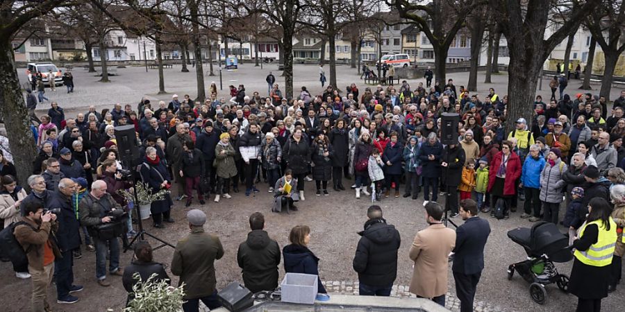 Muslimische und jüdische Menschen und Organisationen haben am Sonntag in Zürich eine Kundgebung gegen Hass und Gewalt veranstaltet. Zwischen 300 und 400 Personen waren anwesend.