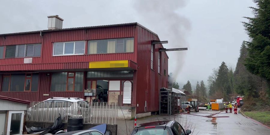 Brand in Industriegebäude