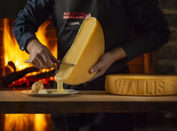 Raclette du Valais AOP wird traditionell als halber Laib unter einem Racletteofen zubereitet. raclette
