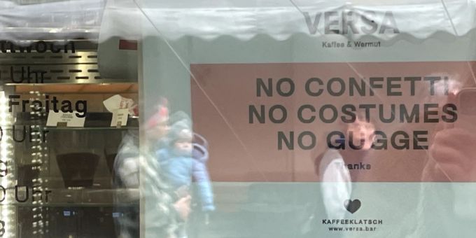 Der Aushänger an der Tür des Versa-Cafés in Bern verweigert Kostümierten an der Fasnacht klar den Eintritt. Fasnacht