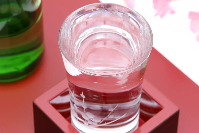 elegantes sake glas gefüllt.