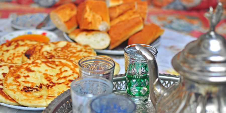 In Marokko ist Pfefferminztee ein unerlässlicher Teil der kulinarischen Kultur.