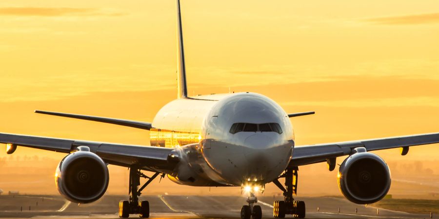 passagier-flugzeug in abendsonne, rollbahn