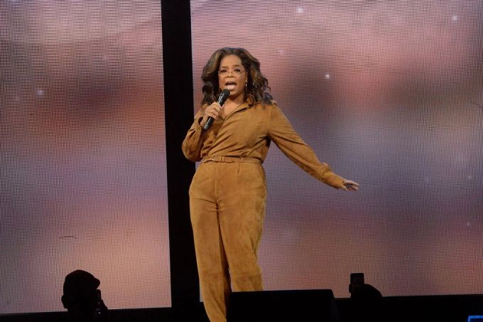 Oprah Winfrey hadert seit langem immer wieder auch öffentlich mit ihrem Gewicht. (Archivbild) Oprah Winfrey auf Bühne